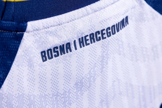 Lifestyle-Bild des Bosnien KELME Away Jersey WM 2026 mit Dream Big BiH Aufdruck