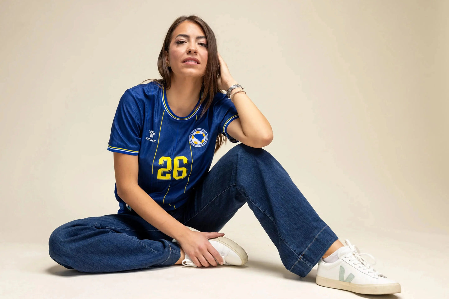 Outdoor-Lifestyle-Shooting: Frau im blauen Bosnien KELME Heimtrikot WM 2026