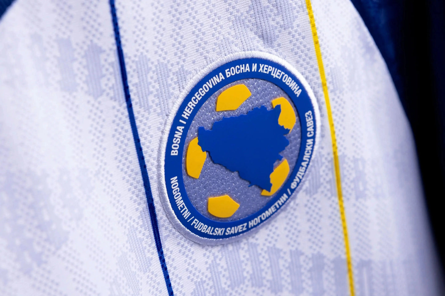 FFBH-Verbandslogo auf dem weißen Bosnien KELME Auswärtstrikot WM 2026 – Nahaufnahme