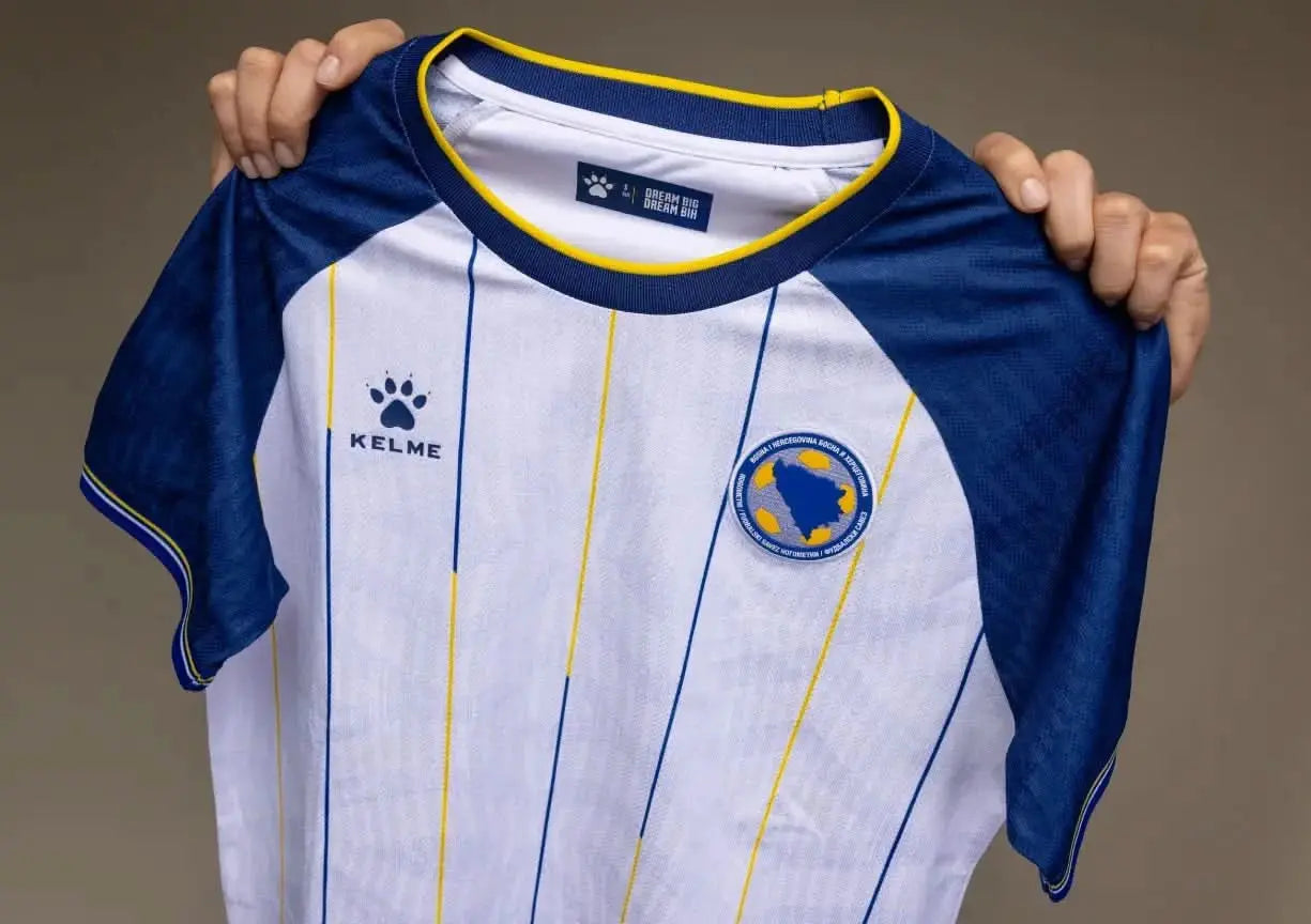 Nahaufnahme des Stoffs und Designs des weißen Bosnien KELME Auswärtstrikots WM 2026