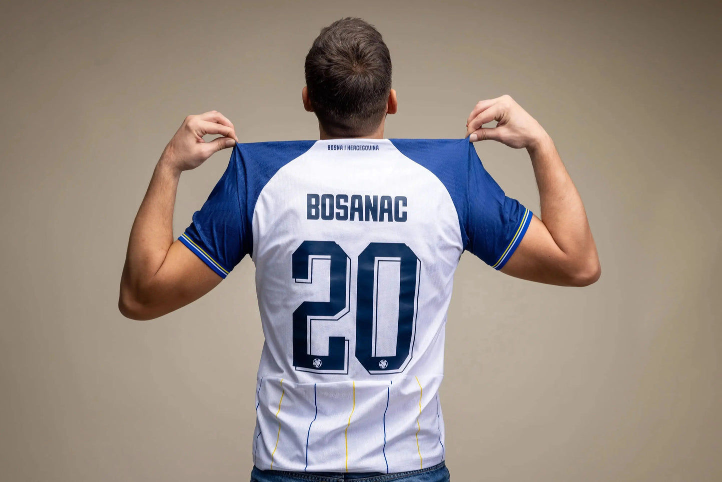 Mann im weißen Bosnien KELME Auswärtstrikot WM 2026 – Dream Big BiH Herren Shooting