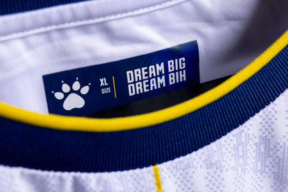 Kragen-Detailaufnahme des weißen KELME Bosnien Auswärtstrikots WM 2026 – Nahaufnahme