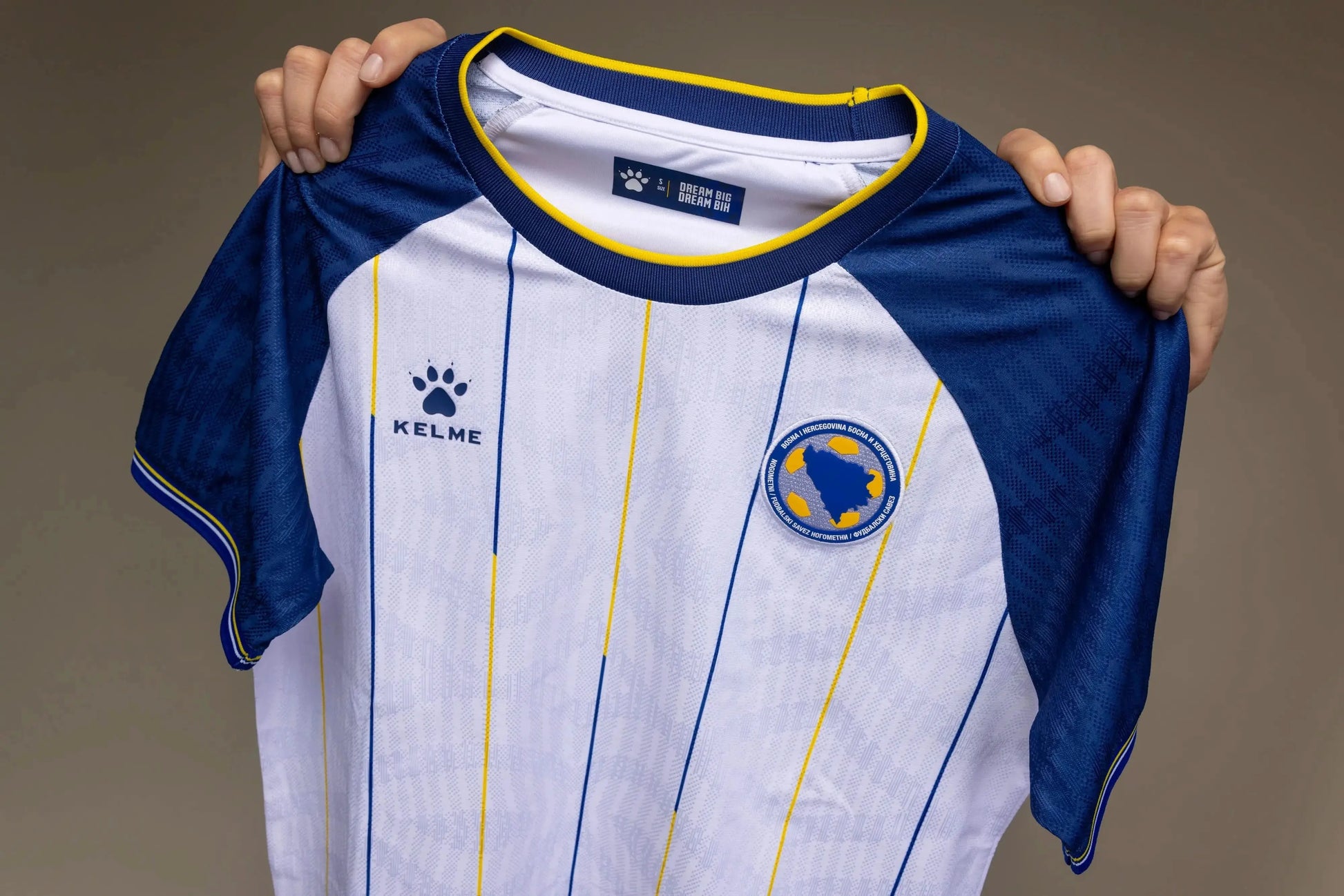 Studioaufnahme des weißen Bosnien KELME Auswärtstrikots WM 2026 – sauberes Produktbild