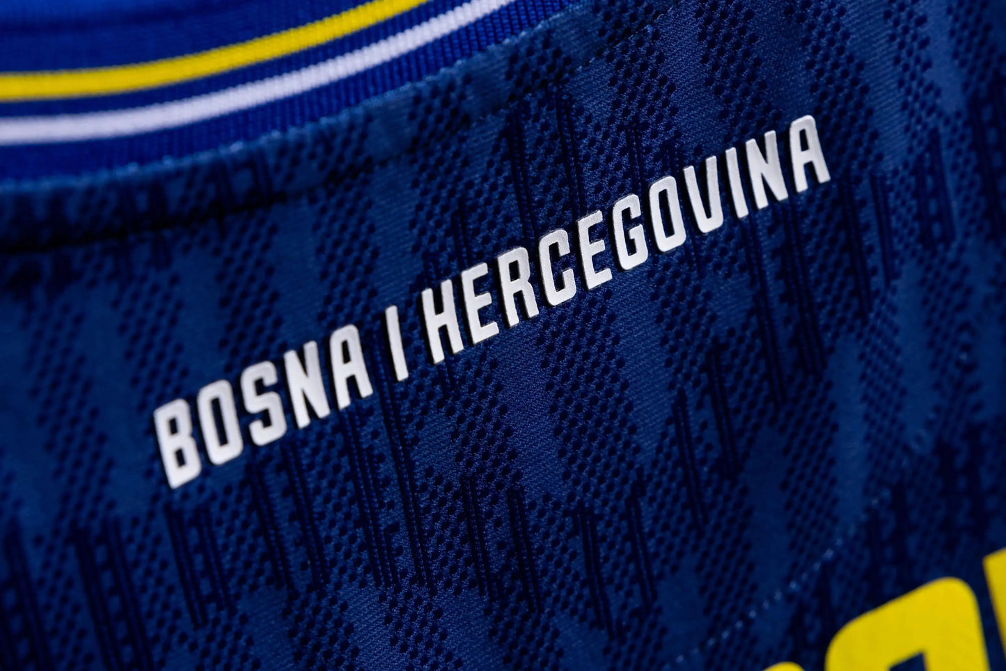 Detailaufnahme des Schriftzugs Bosna i Hercegovina auf dem Heimtrikot KELME WM 2026