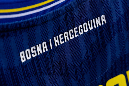 Detailaufnahme des Schriftzugs Bosna i Hercegovina auf dem Heimtrikot KELME WM 2026