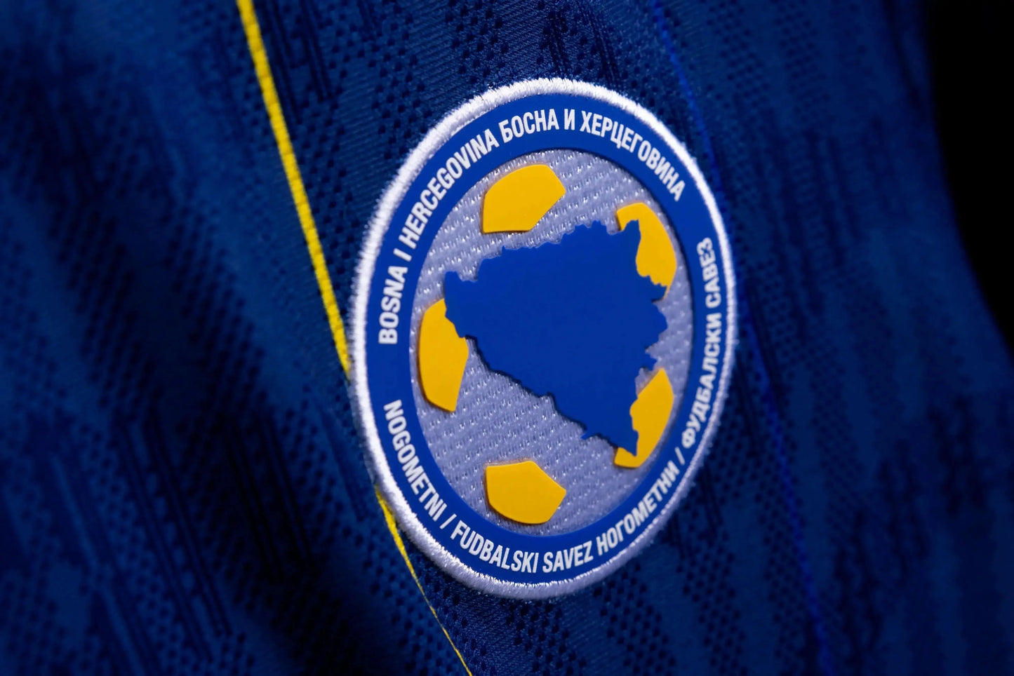 FFBH-Verbandslogo auf dem Bosnien KELME Heimtrikot WM 2026 – Nahaufnahme blau
