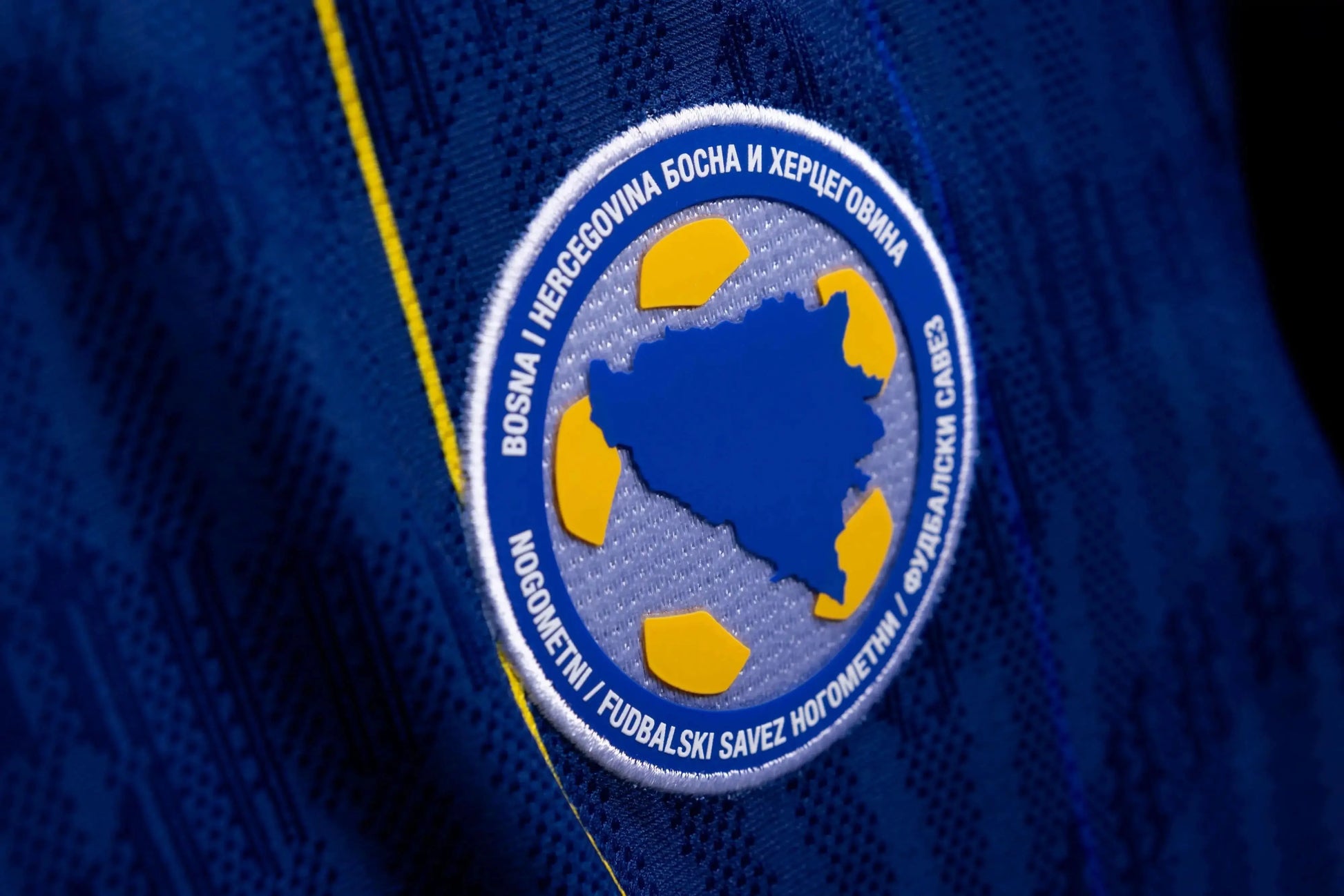 FFBH-Verbandslogo auf dem Bosnien KELME Heimtrikot WM 2026 – Nahaufnahme blau