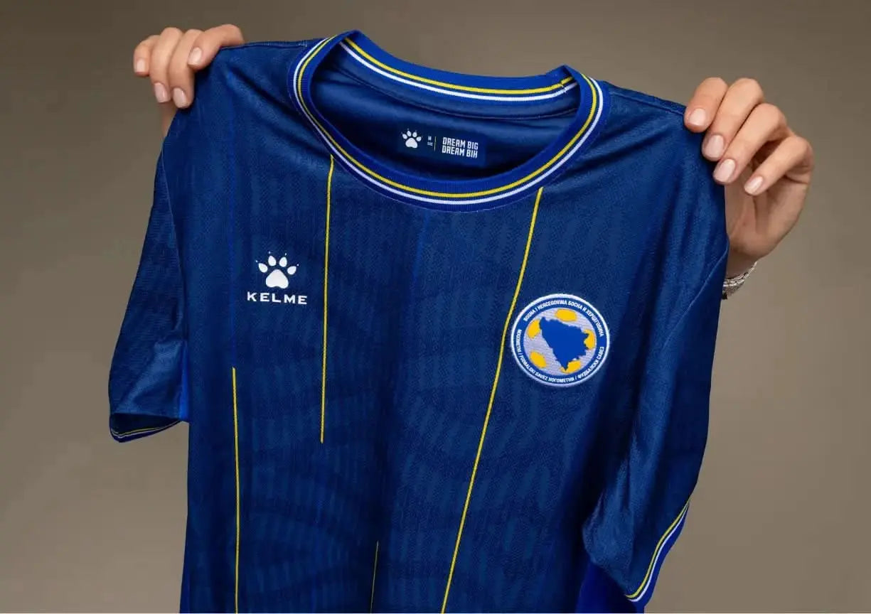 Stoffdetail des blauen KELME Bosnien Heimtrikots WM 2026 – Nahaufnahme Textilqualität