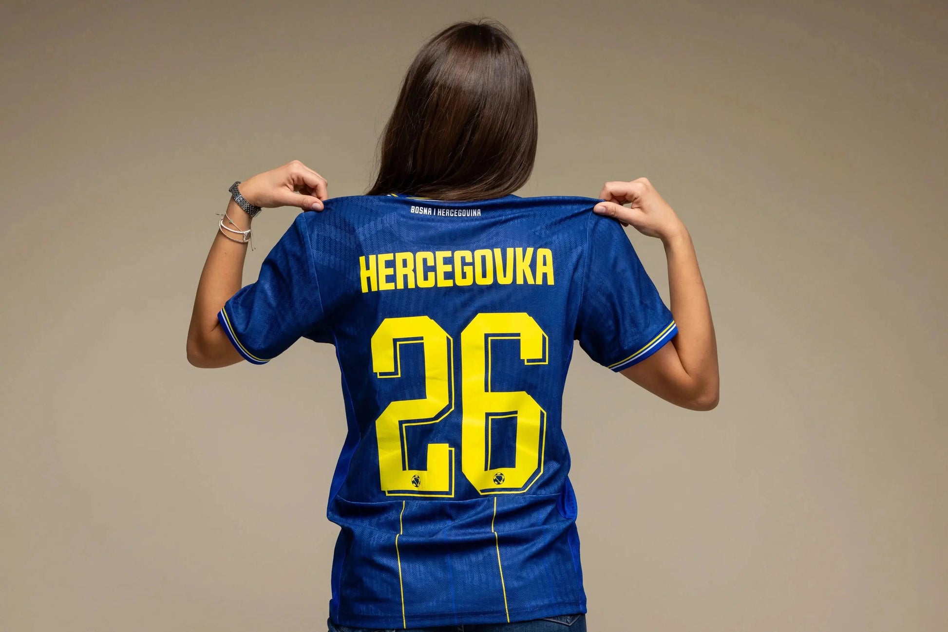 Rückenansicht des Bosnien KELME Heimtrikots – Damen trägt das BiH WM 2026 Shirt