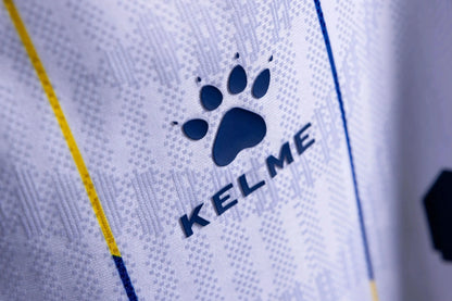 Schriftzug Bosna i Hercegovina auf der Rückseite des weißen KELME Auswärtstrikots 2026