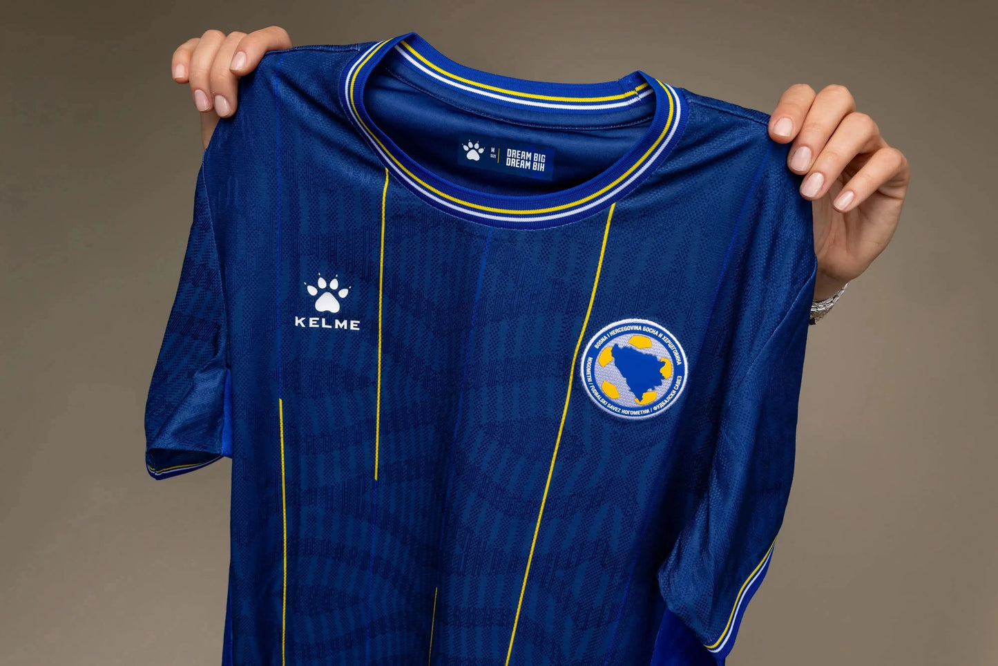 Sauberes Produktfoto des blauen Bosnien KELME Heimtrikots WM 2026 – Studioaufnahme