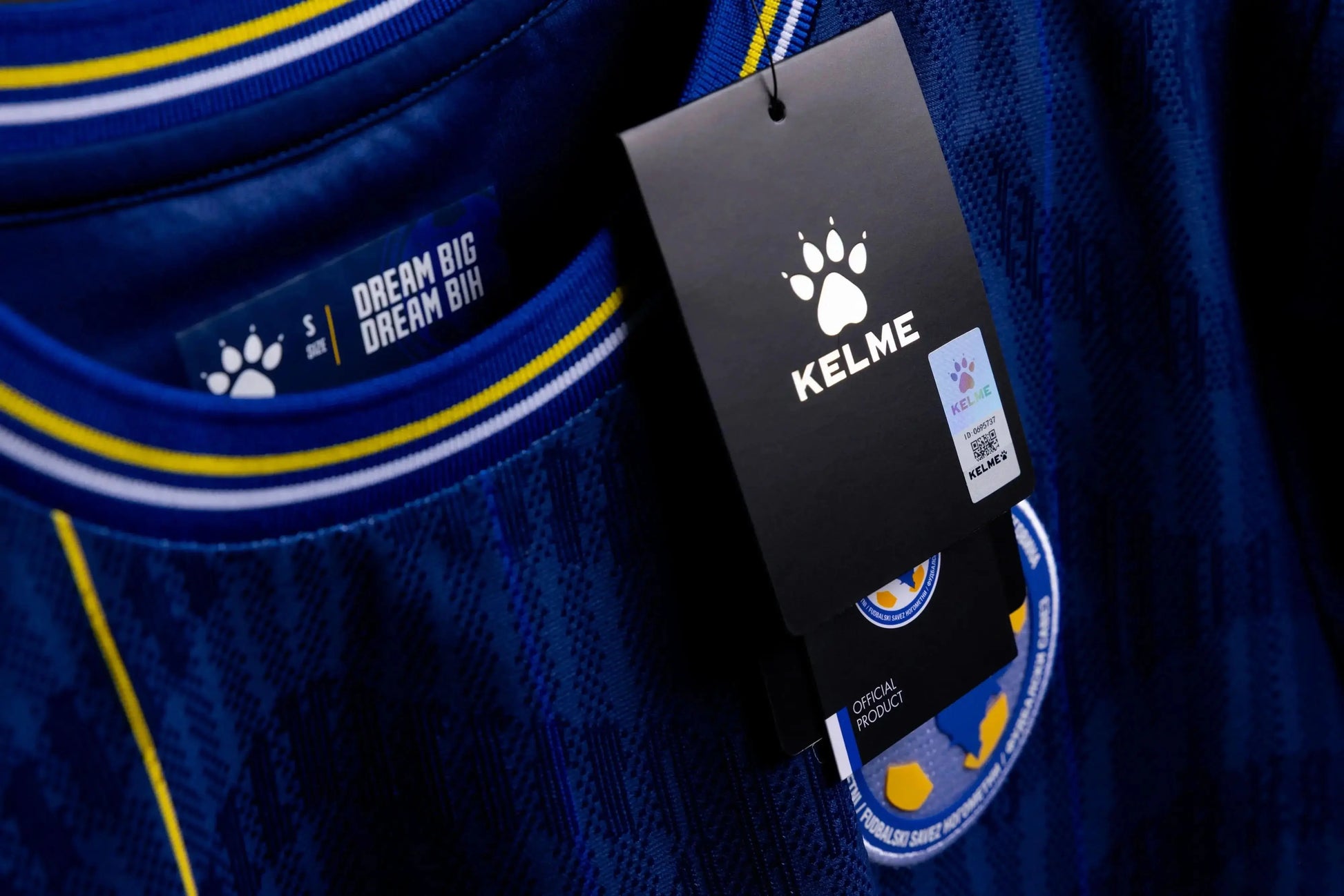 Nahaufnahme des gestickten Bosnien-Wappens (FFBH) auf dem KELME Heimtrikot WM 2026