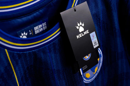 Nahaufnahme des gestickten Bosnien-Wappens (FFBH) auf dem KELME Heimtrikot WM 2026
