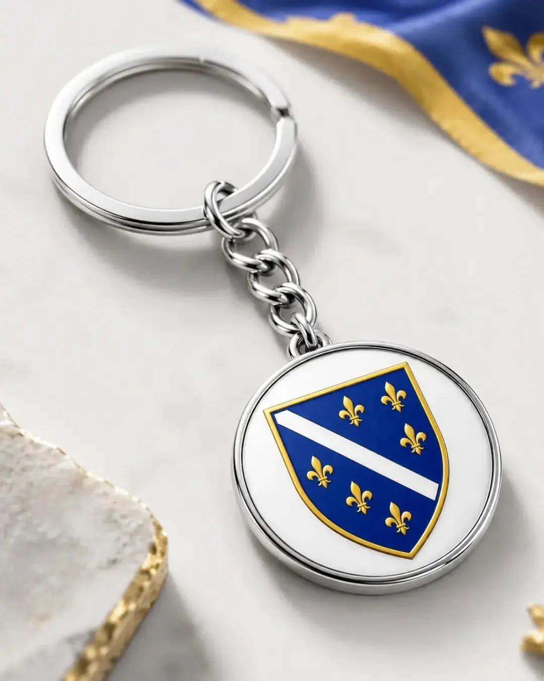 Premium-Produktfoto: Metallischer Bosnien Ljiljani Schlüsselanhänger mit historischem Wappen