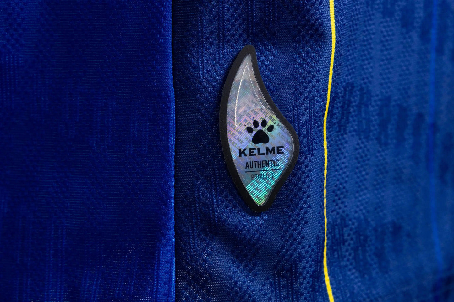 KELME Authentic-Hologramm auf dem lizenzierten Bosnien Heimtrikot – Echtheitsmerkmal