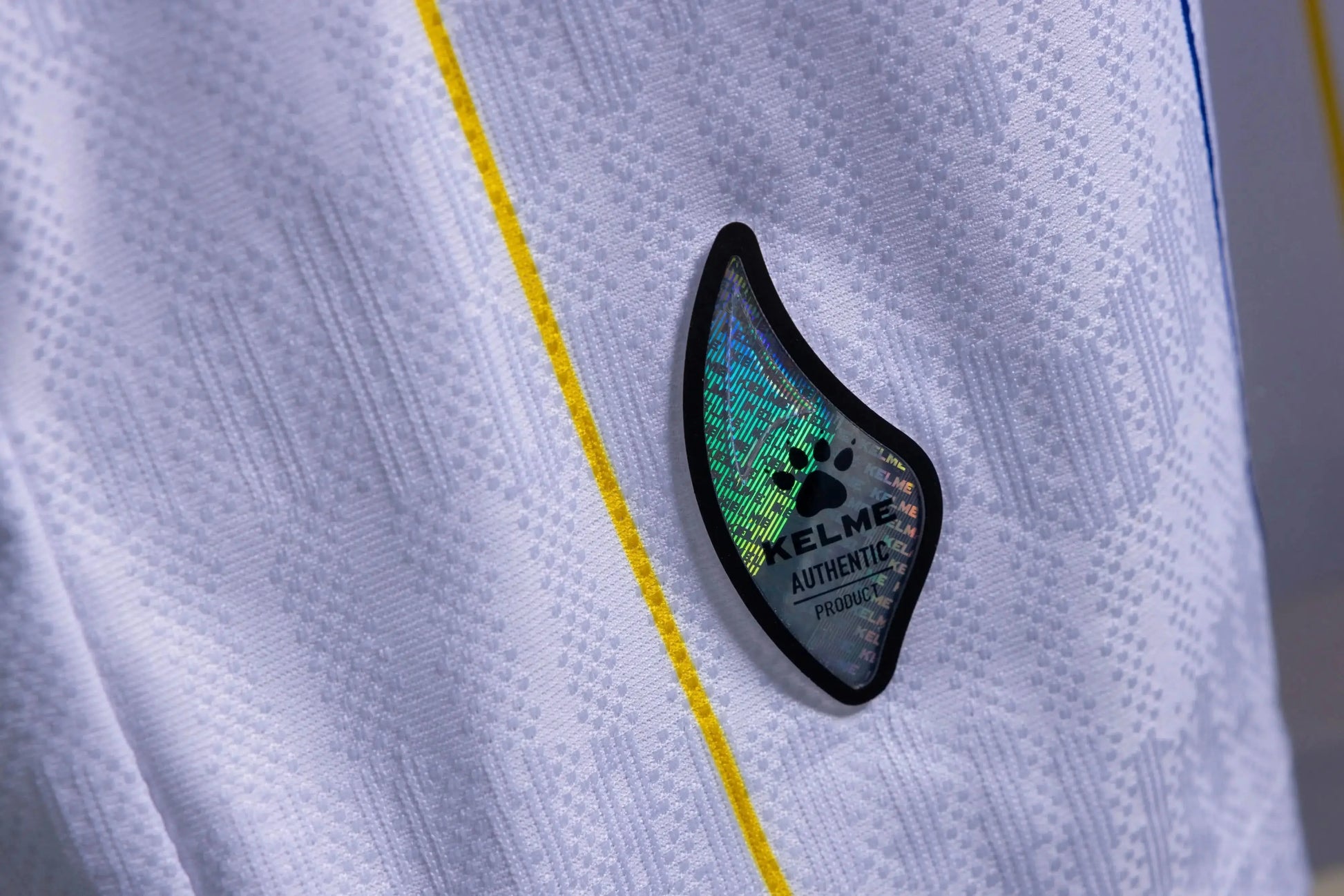 Nahaufnahme des KELME-Logos auf dem weißen Bosnien Auswärtstrikot WM 2026