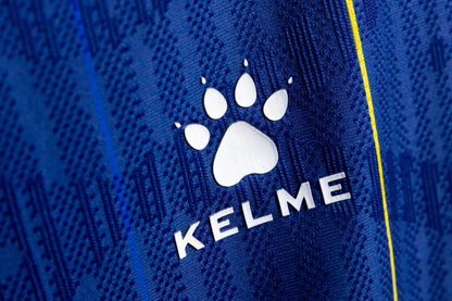 Nahaufnahme des KELME-Logos auf dem blauen Bosnien Heimtrikot WM 2026