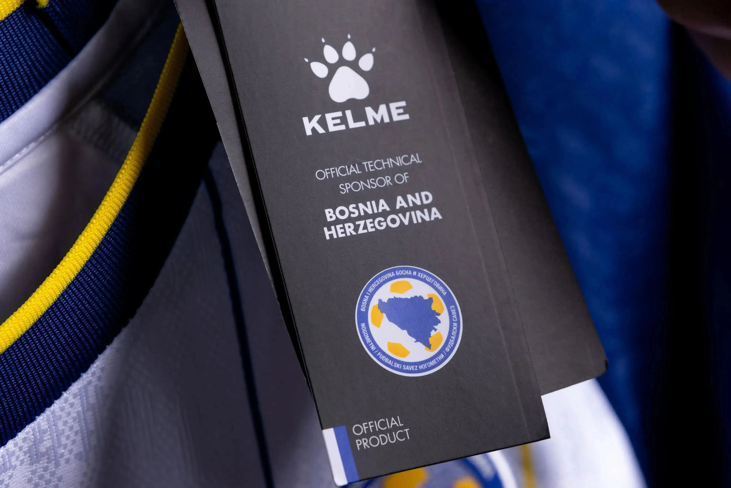 Sponsor-Detailaufnahme des offiziell lizenzierten KELME BiH Auswärtstrikots WM 2026