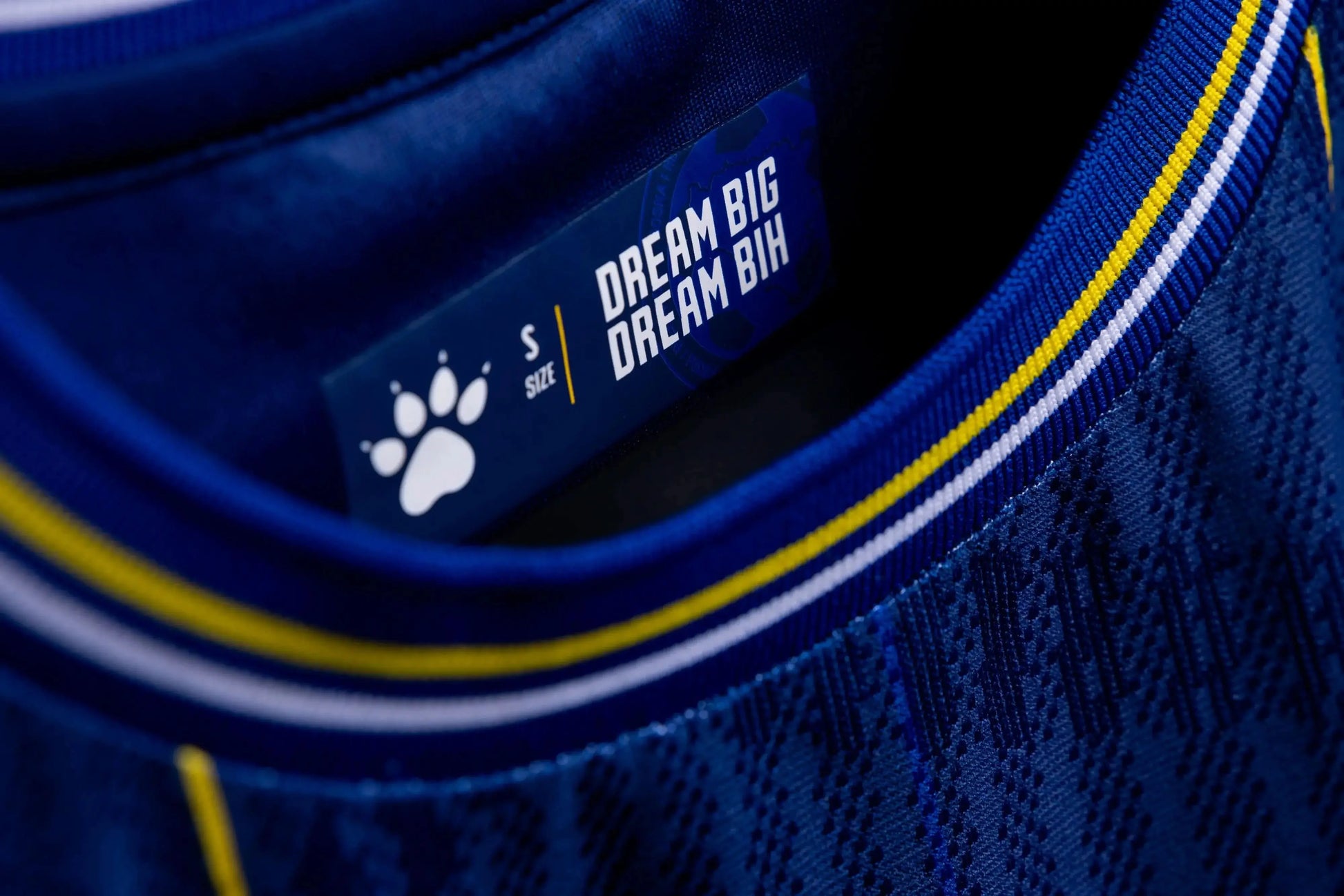 Original KELME Hangtag des lizenzierten BiH Heimtrikots WM 2026 – Echtheitszertifikat